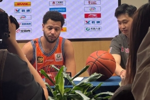 STAR SPORTS下载-生涯之夜！贡献超神表演的哈维赛后拿到了本场比赛用球