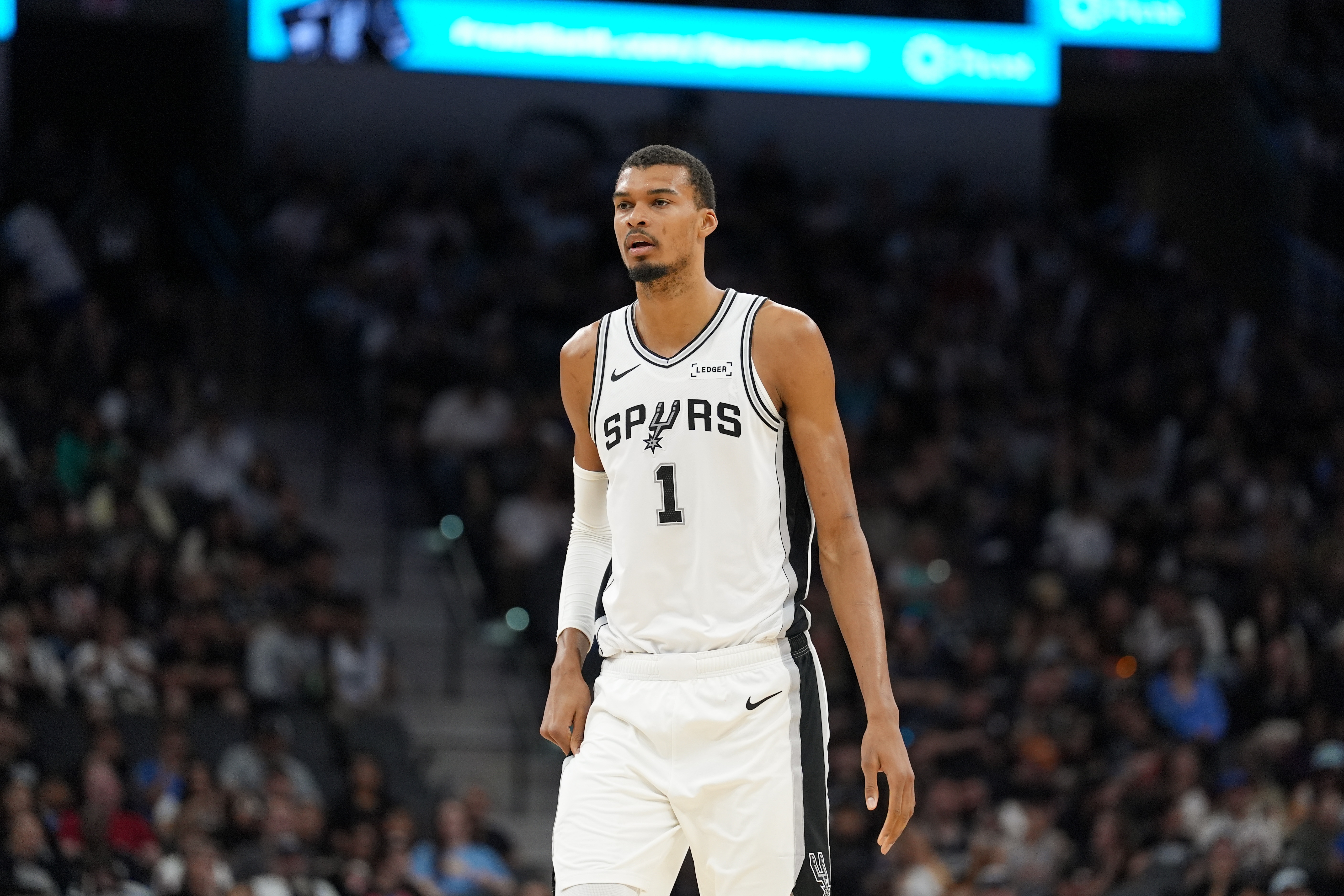 星空体育中国-复出狂轰32+12+8+2+4！文班近5战合砍165分57板19帽 比肩06年姚明